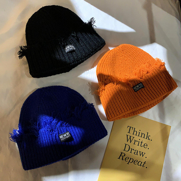 Retro stílusú női kötött sapka emblémával