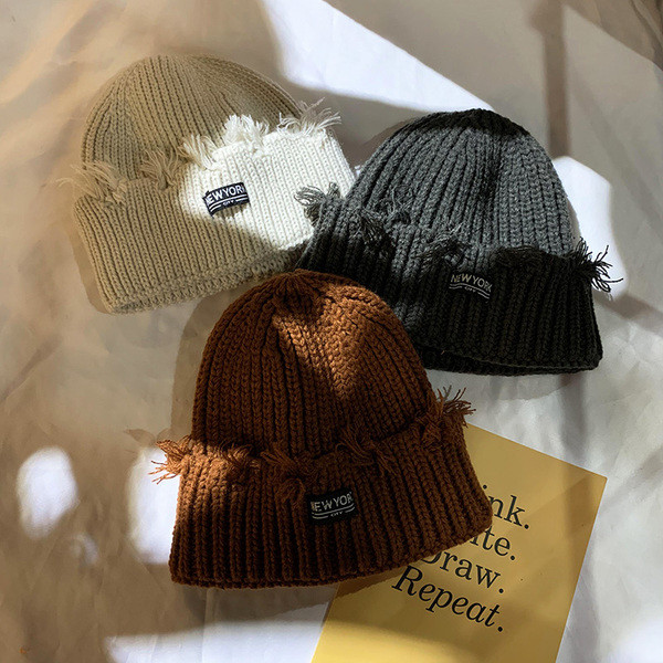 Retro stílusú női kötött sapka emblémával