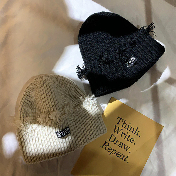 Retro stílusú női kötött sapka emblémával