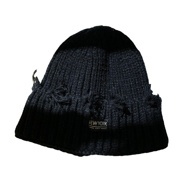 Retro stílusú női kötött sapka emblémával