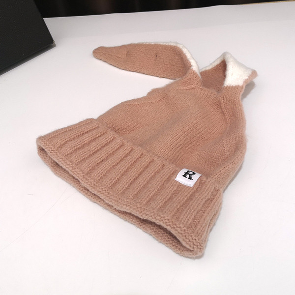 Kötött női sapka 3D elemmel, különböző színekben