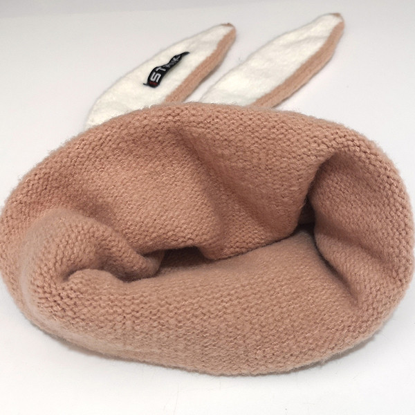 Kötött női sapka 3D elemmel, különböző színekben