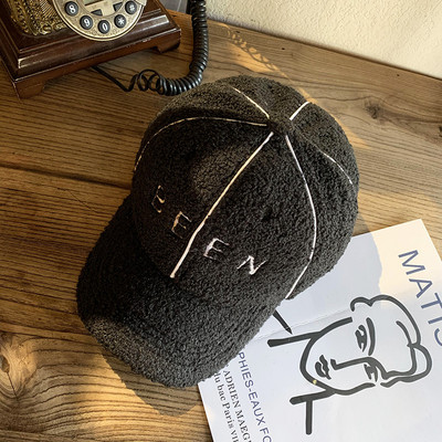 Modern női pehelykalap hímzéssel