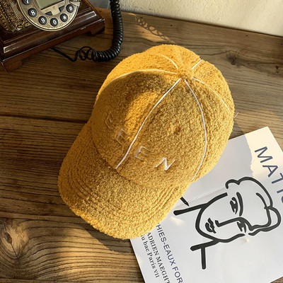 Modern női pehelykalap hímzéssel