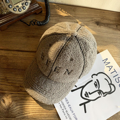 Modern női pehelykalap hímzéssel