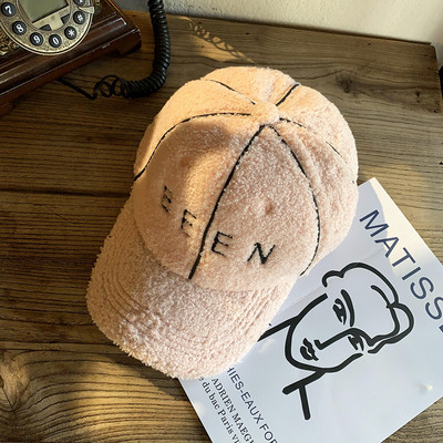 Modern női pehelykalap hímzéssel