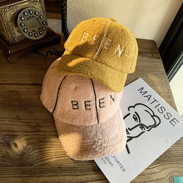 Modern női pehelykalap hímzéssel