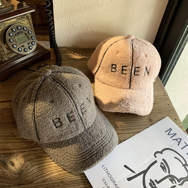 Modern női pehelykalap hímzéssel