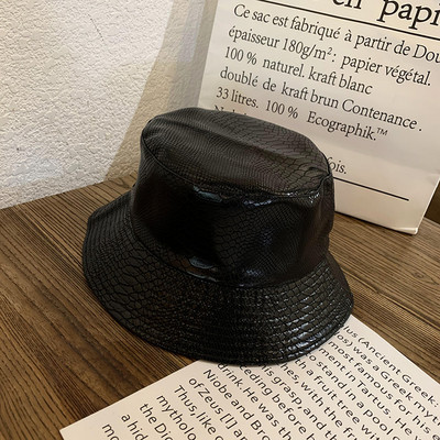 Új modell női sapka öko bőrből - tiszta modell