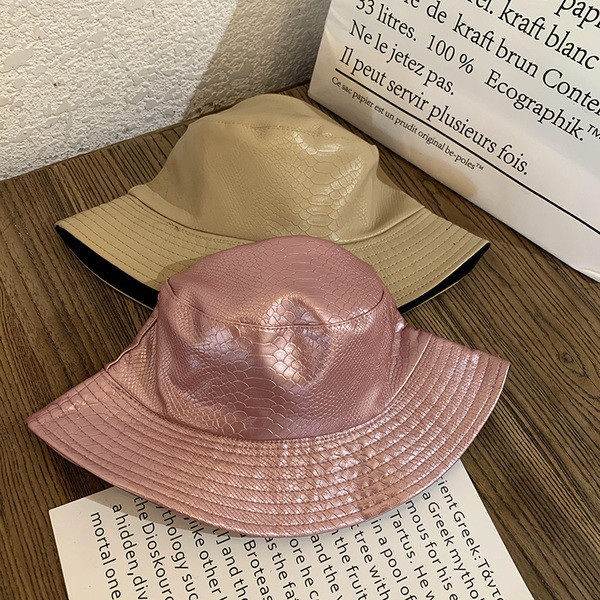 Új modell női sapka öko bőrből - tiszta modell