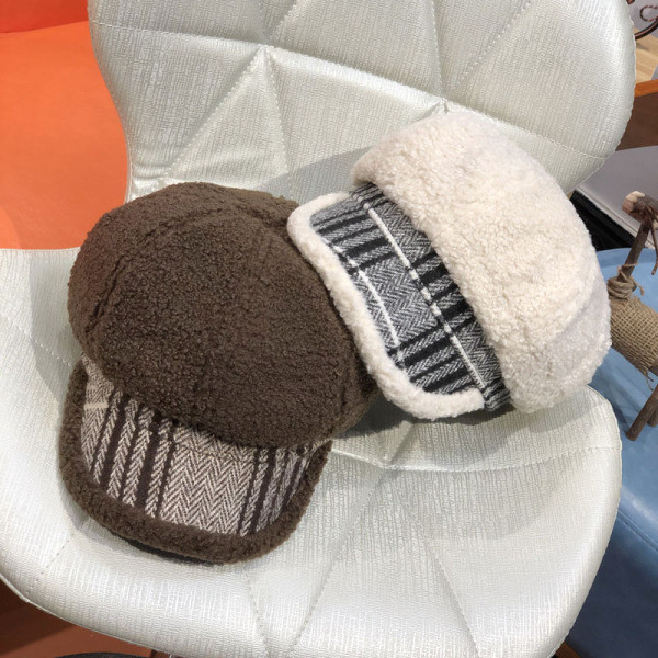 Női pehelysapka kockás napellenzővel