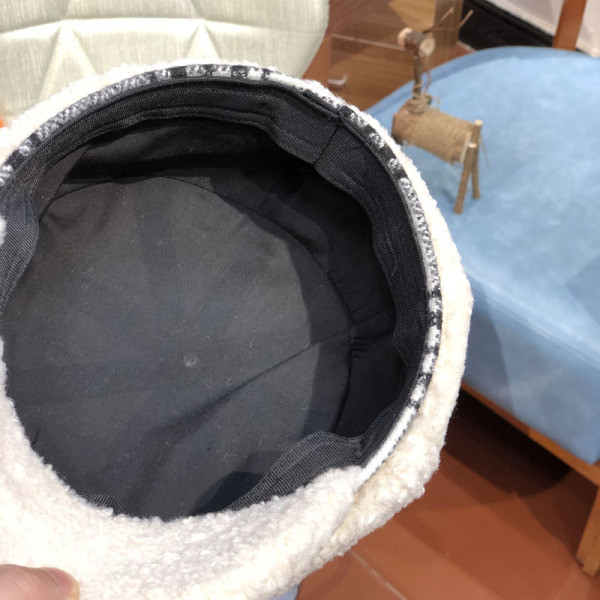 Női pehelysapka kockás napellenzővel