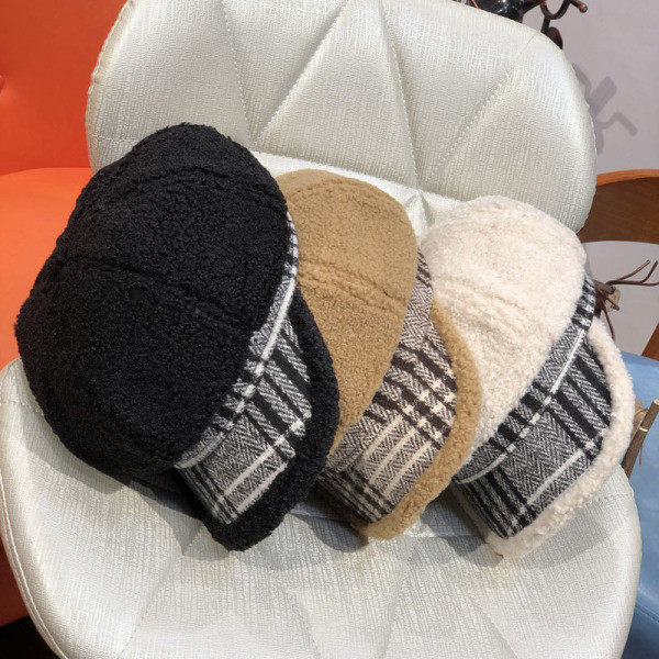 Női pehelysapka kockás napellenzővel