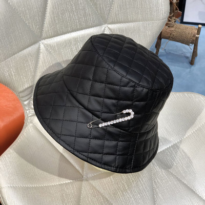 Aktuális női sapka eko bőrből, fém díszítéssel