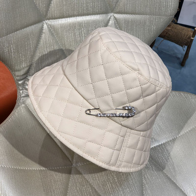 Aktuális női sapka eko bőrből, fém díszítéssel