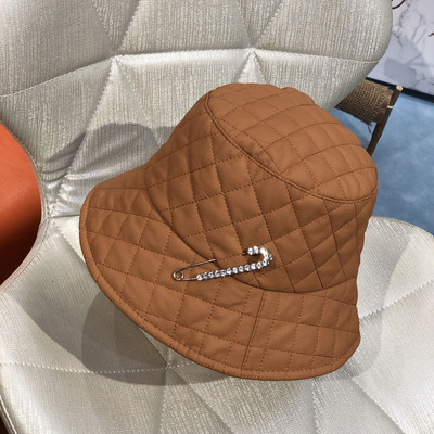 Aktuális női sapka eko bőrből, fém díszítéssel