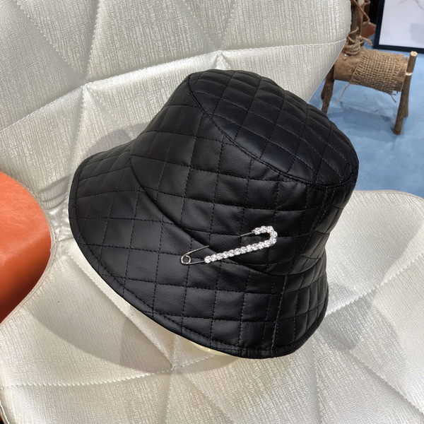 Aktuális női sapka eko bőrből, fém díszítéssel