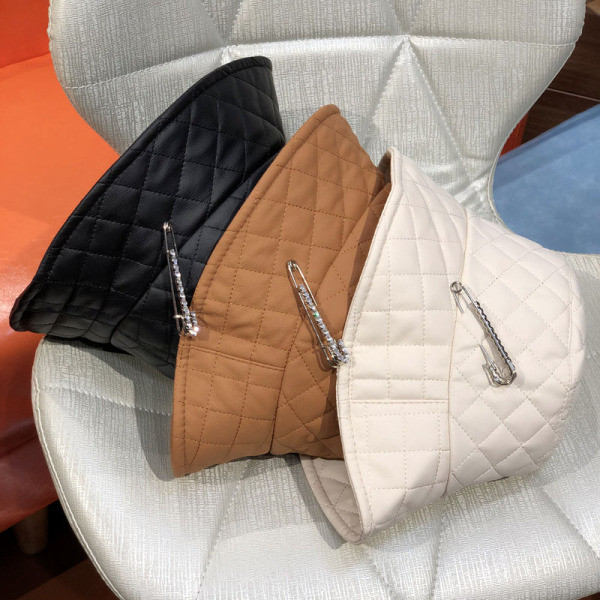 Aktuális női sapka eko bőrből, fém díszítéssel