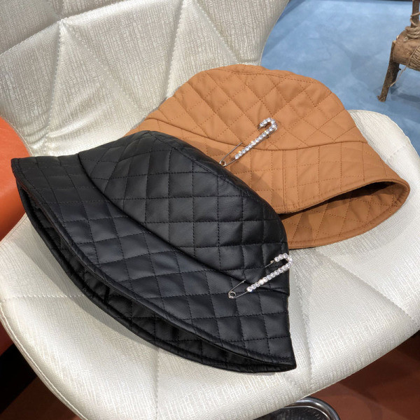 Aktuális női sapka eko bőrből, fém díszítéssel