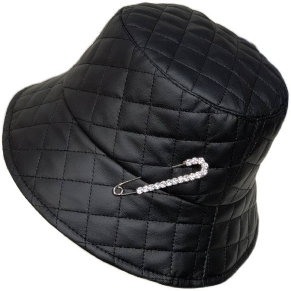 Aktuális női sapka eko bőrből, fém díszítéssel