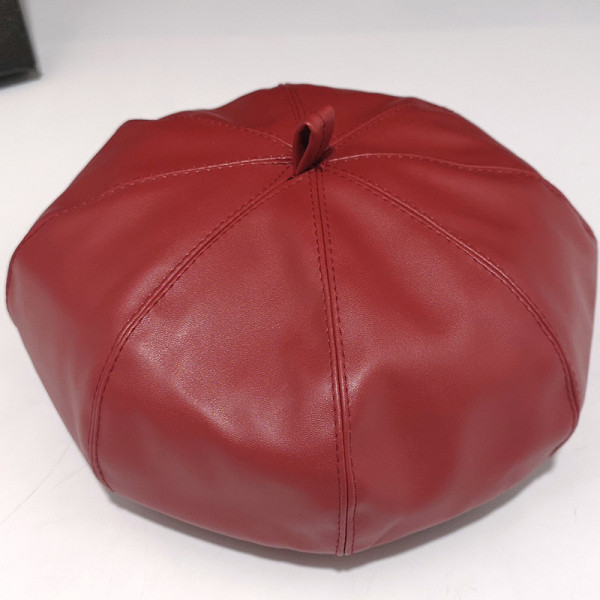 Bőr női barett típusú sapka több színben