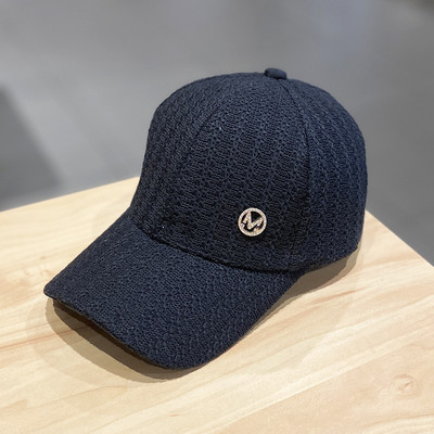 Kötött női sapka napellenzővel és fém elemmel