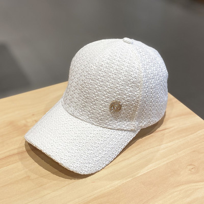 Kötött női sapka napellenzővel és fém elemmel