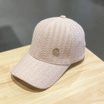 Kötött női sapka napellenzővel és fém elemmel