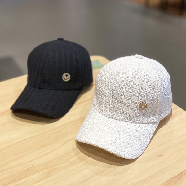 Kötött női sapka napellenzővel és fém elemmel