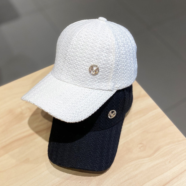 Kötött női sapka napellenzővel és fém elemmel