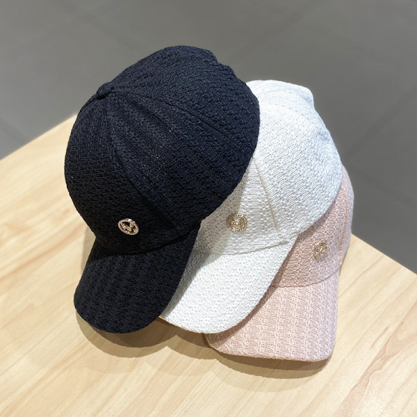 Kötött női sapka napellenzővel és fém elemmel