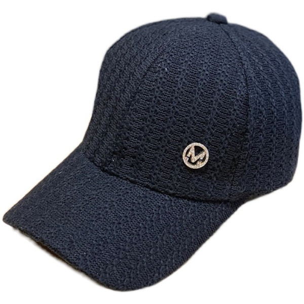 Kötött női sapka napellenzővel és fém elemmel