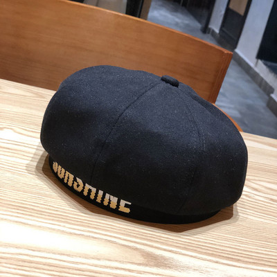 Aktuális női barett típusú sapka felirattal