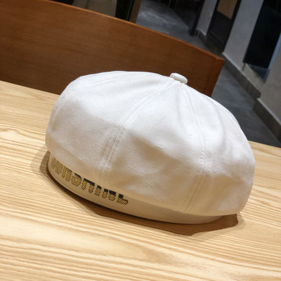 Aktuális női barett típusú sapka felirattal