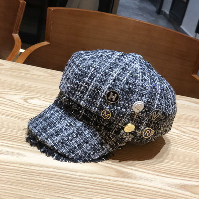 Μοντέρνο γυναικείο καπέλο με γείσο και μεταλλικά στοιχεία