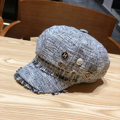 Μοντέρνο γυναικείο καπέλο με γείσο και μεταλλικά στοιχεία