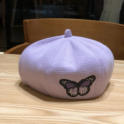 Μοντέρνο γυναικείο καπέλο τύπου μπερέ με πολύχρωμα κεντήματα σε σχήμα πεταλούδας