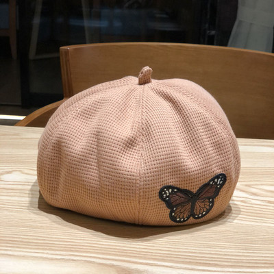 Μοντέρνο γυναικείο καπέλο τύπου μπερέ με πολύχρωμα κεντήματα σε σχήμα πεταλούδας