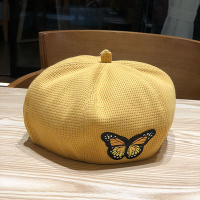 Μοντέρνο γυναικείο καπέλο τύπου μπερέ με πολύχρωμα κεντήματα σε σχήμα πεταλούδας