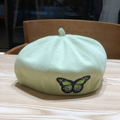 Μοντέρνο γυναικείο καπέλο τύπου μπερέ με πολύχρωμα κεντήματα σε σχήμα πεταλούδας