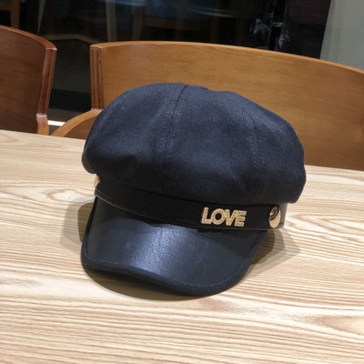 Μοντέρνο γυναικείο καπέλο με μεταλλική επιγραφή