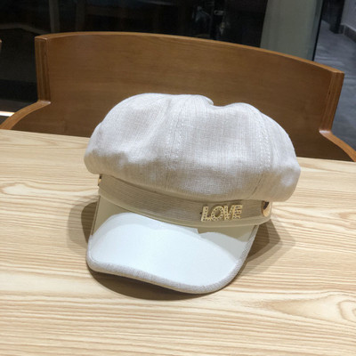 Μοντέρνο γυναικείο καπέλο με μεταλλική επιγραφή