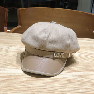 Μοντέρνο γυναικείο καπέλο με μεταλλική επιγραφή