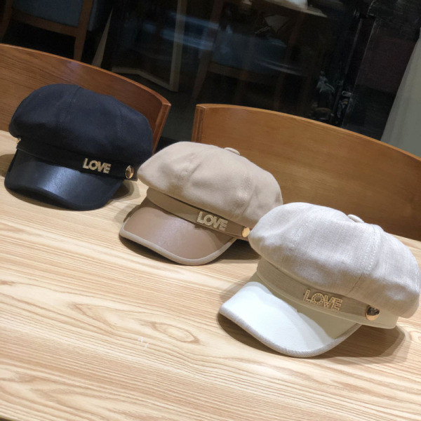 Μοντέρνο γυναικείο καπέλο με μεταλλική επιγραφή