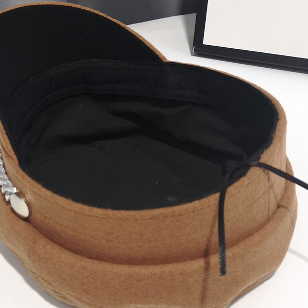 Aktuális női sapka típusú sapka fémlánccal