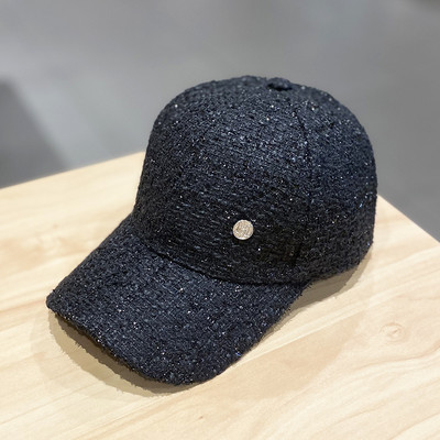 Női sapka napellenzővel és fém elemmel