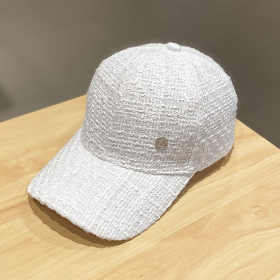 Női sapka napellenzővel és fém elemmel