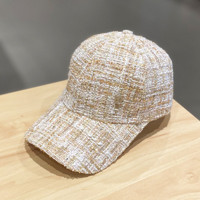 Női sapka napellenzővel és fém elemmel