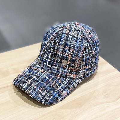 Női sapka napellenzővel és fém elemmel