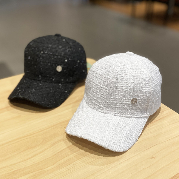 Női sapka napellenzővel és fém elemmel